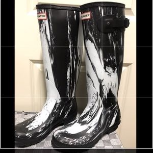 Marble black & white Hunter rain boots.